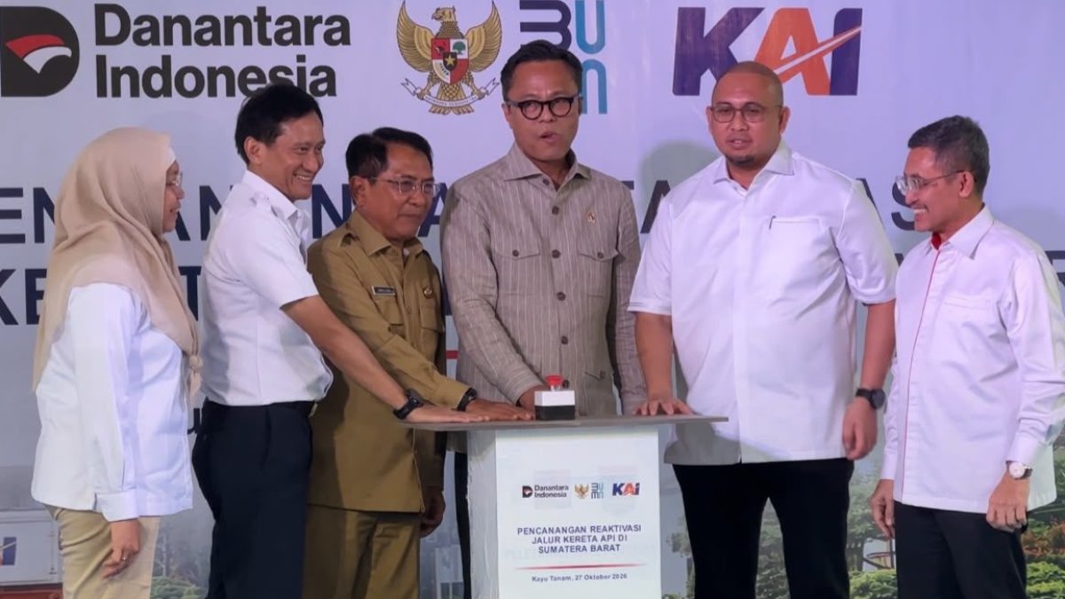 Dony Oskaria meresmikan reaktivasi jalur kereta api di Stasiun Kayu Tanam untuk dukung infrastruktur ekonomi rakyat Sumbar.