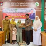 Anggota DPRD Sumbar Gustami Hidayat menyalurkan bantuan pangan bergizi untuk cegah stunting di Puskesmas Kota Padang.