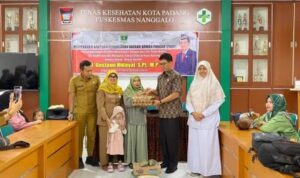 Anggota DPRD Sumbar Gustami Hidayat menyalurkan bantuan pangan bergizi untuk cegah stunting di Puskesmas Kota Padang.