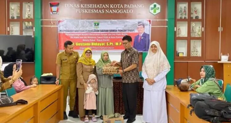 Anggota DPRD Sumbar Gustami Hidayat menyalurkan bantuan pangan bergizi untuk cegah stunting di Puskesmas Kota Padang.