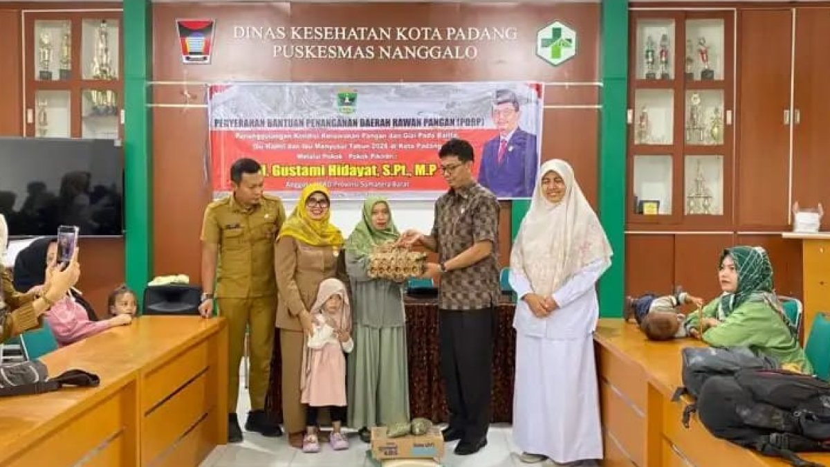 Anggota DPRD Sumbar Gustami Hidayat menyalurkan bantuan pangan bergizi untuk cegah stunting di Puskesmas Kota Padang.