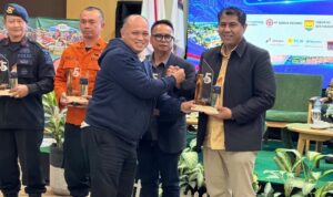 Penyerahan penghargaan IJTI Sumbar kepada PT Semen Padang atas kontribusi aktif dalam penanggulangan bencana.