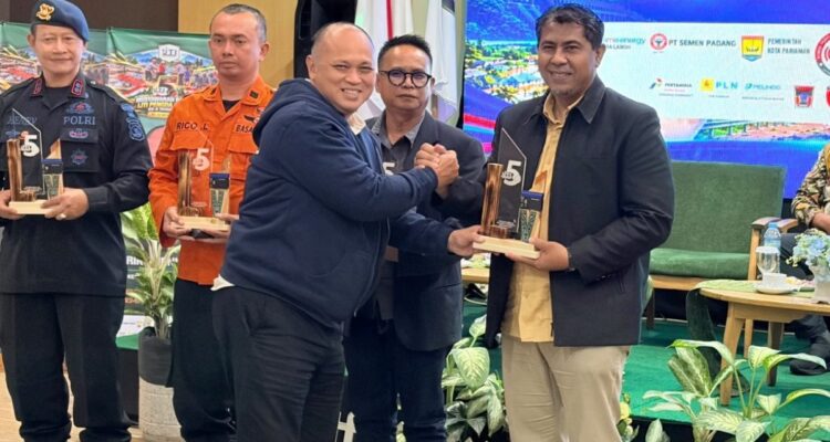Penyerahan penghargaan IJTI Sumbar kepada PT Semen Padang atas kontribusi aktif dalam penanggulangan bencana.