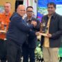 Penyerahan penghargaan IJTI Sumbar kepada PT Semen Padang atas kontribusi aktif dalam penanggulangan bencana.
