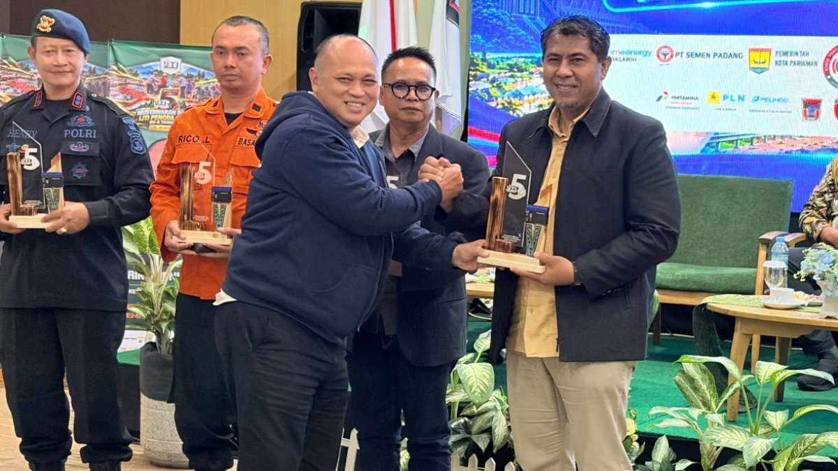 aksi-nyata-dalam-penanggulangan-bencana,-pt-semen-padang-diganjar-penghargaan-dari-pengda-ijti-sumbar Penyerahan penghargaan IJTI Sumbar kepada PT Semen Padang atas kontribusi aktif dalam penanggulangan bencana.