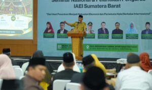 Gubernur Sumbar Mahyeldi saat seminar ekonomi syariah untuk mendorong kemandirian pesantren di Kantor BI Sumatera Barat.