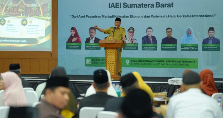 Gubernur Sumbar Mahyeldi saat seminar ekonomi syariah untuk mendorong kemandirian pesantren di Kantor BI Sumatera Barat.