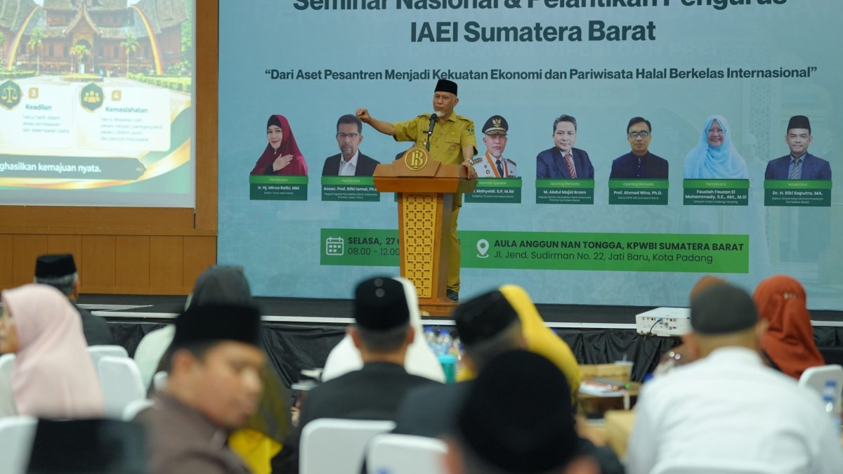 Gubernur Sumbar Mahyeldi saat seminar ekonomi syariah untuk mendorong kemandirian pesantren di Kantor BI Sumatera Barat.