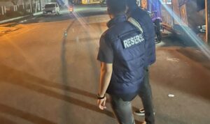 Personel Ditreskrimum Polda Sumbar melakukan patroli PAGAR di jalanan Kota Padang untuk mencegah kejahatan pada malam hari.