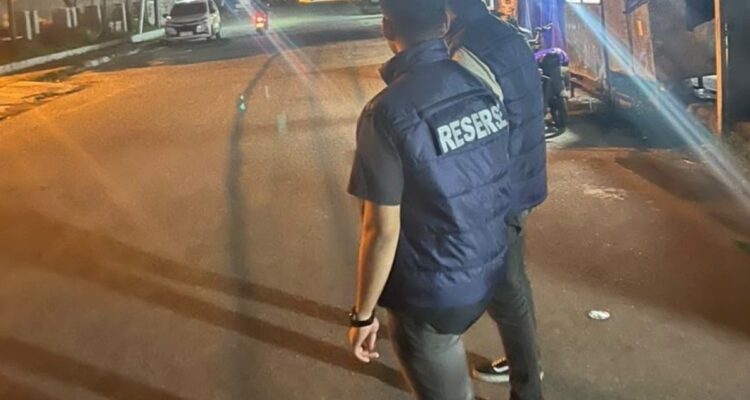 Personel Ditreskrimum Polda Sumbar melakukan patroli PAGAR di jalanan Kota Padang untuk mencegah kejahatan pada malam hari.