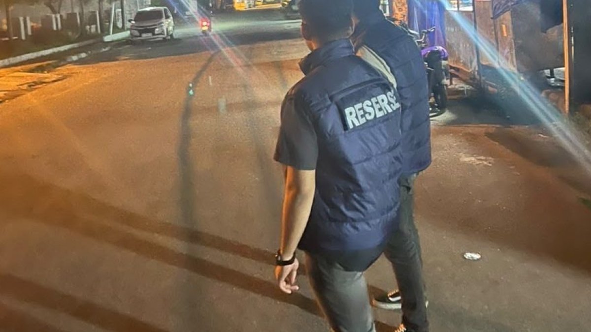 Personel Ditreskrimum Polda Sumbar melakukan patroli PAGAR di jalanan Kota Padang untuk mencegah kejahatan pada malam hari.