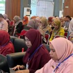 Suasana pelatihan pemanfaatan kecerdasan buatan bagi guru SMP di Youth Center Kota Padang untuk transformasi digital.