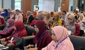 Suasana pelatihan pemanfaatan kecerdasan buatan bagi guru SMP di Youth Center Kota Padang untuk transformasi digital.