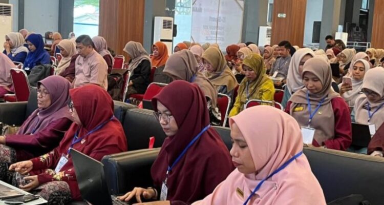 Suasana pelatihan pemanfaatan kecerdasan buatan bagi guru SMP di Youth Center Kota Padang untuk transformasi digital.