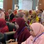 Suasana pelatihan pemanfaatan kecerdasan buatan bagi guru SMP di Youth Center Kota Padang untuk transformasi digital.