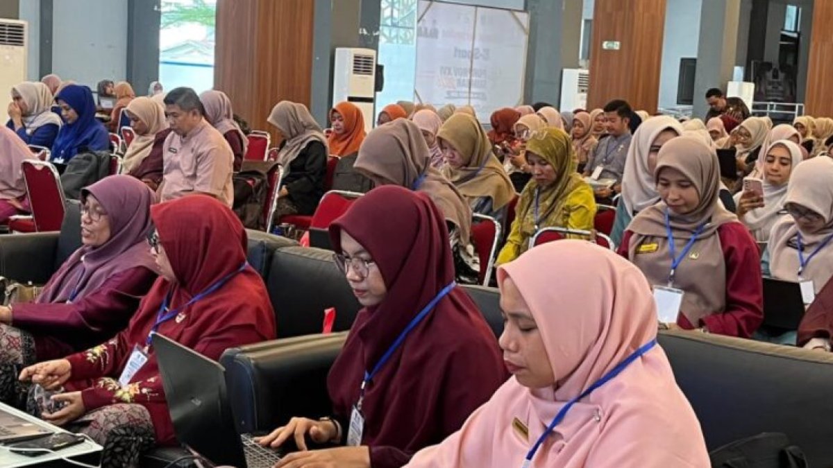 Suasana pelatihan pemanfaatan kecerdasan buatan bagi guru SMP di Youth Center Kota Padang untuk transformasi digital.