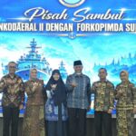Gubernur Mahyeldi bersama Komandan Kodaeral II saat acara pisah sambut di Auditorium Gubernuran Kota Padang.