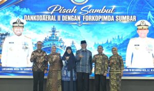 Gubernur Mahyeldi bersama Komandan Kodaeral II saat acara pisah sambut di Auditorium Gubernuran Kota Padang.