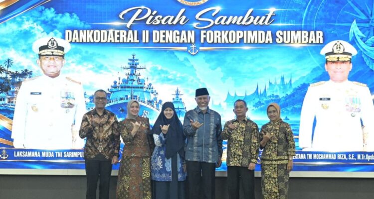 Gubernur Mahyeldi bersama Komandan Kodaeral II saat acara pisah sambut di Auditorium Gubernuran Kota Padang.