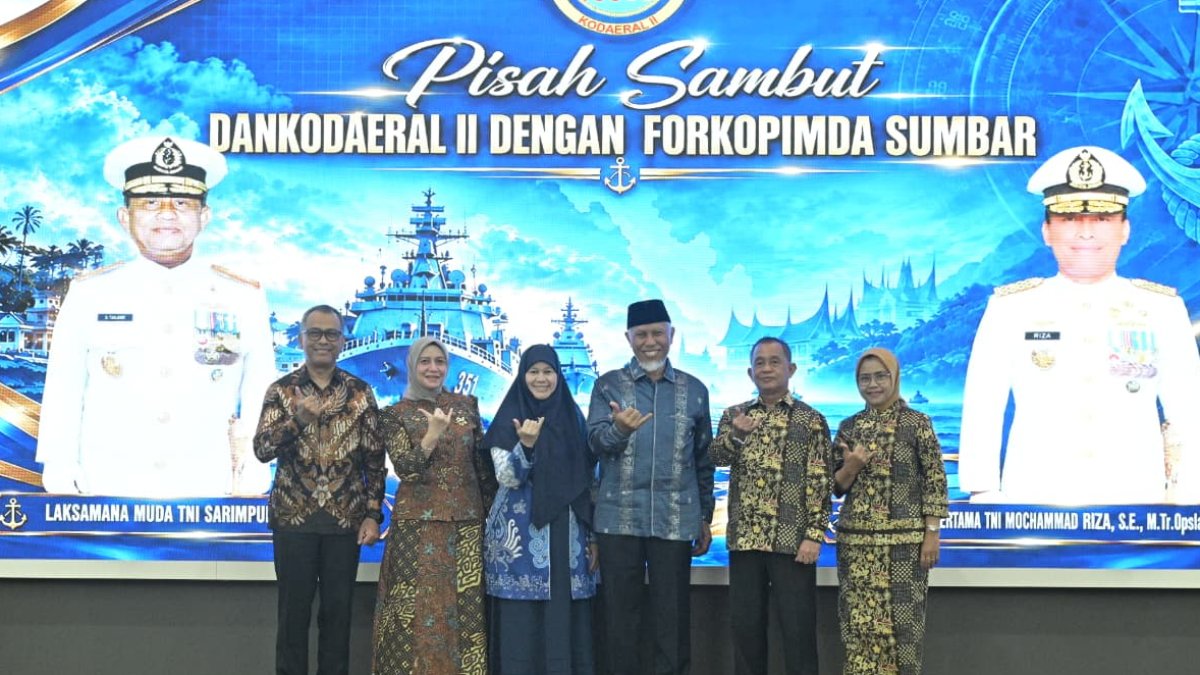 Gubernur Mahyeldi bersama Komandan Kodaeral II saat acara pisah sambut di Auditorium Gubernuran Kota Padang.