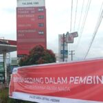 Garis polisi terpasang di dispenser SPBU Serdang Bedagai yang dihentikan operasionalnya karena kecurangan takaran BBM.
