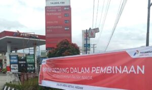 Garis polisi terpasang di dispenser SPBU Serdang Bedagai yang dihentikan operasionalnya karena kecurangan takaran BBM.