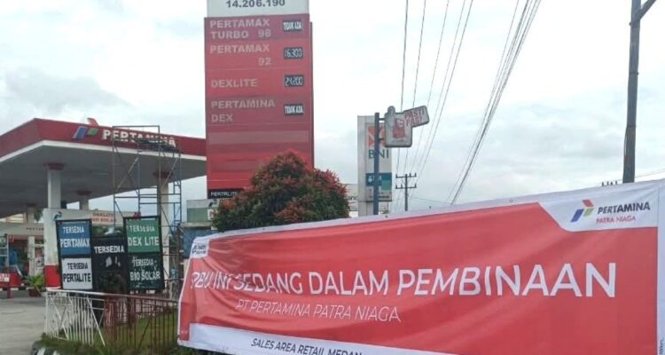 Garis polisi terpasang di dispenser SPBU Serdang Bedagai yang dihentikan operasionalnya karena kecurangan takaran BBM.