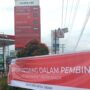 Garis polisi terpasang di dispenser SPBU Serdang Bedagai yang dihentikan operasionalnya karena kecurangan takaran BBM.
