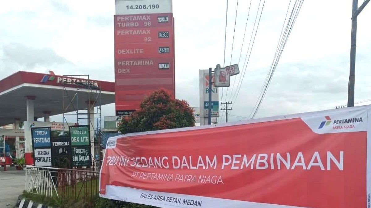 respon-pengungkapan-kecurangan-takaran-di-sergai,-pertamina-patra-niaga-sumbagut-setop-operasional-spbu-14206.190 Garis polisi terpasang di dispenser SPBU Serdang Bedagai yang dihentikan operasionalnya karena kecurangan takaran BBM.
