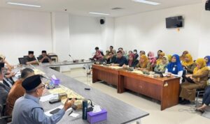 Rapat koordinasi Komisi IV DPRD Kota Padang membahas perbaikan layanan kesehatan dan tuntutan kesejahteraan pengemudi ojek da