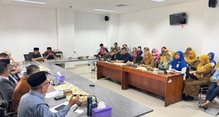 Rapat koordinasi Komisi IV DPRD Kota Padang membahas perbaikan layanan kesehatan dan tuntutan kesejahteraan pengemudi ojek da