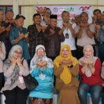 Perwakilan PT Semen Padang, lurah, dan warga Pampangan dalam peluncuran program pelatihan satpam dan bantuan sarana olahraga.
