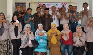 tingkatkan-kemandirian-warga,-pt-semen-padang-dan-forum-nagari-pampangan-luncurkan-program-bmn-2026 Perwakilan PT Semen Padang, lurah, dan warga Pampangan dalam peluncuran program pelatihan satpam dan bantuan sarana olahraga.
