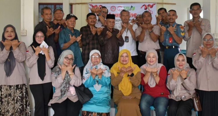 Perwakilan PT Semen Padang, lurah, dan warga Pampangan dalam peluncuran program pelatihan satpam dan bantuan sarana olahraga.