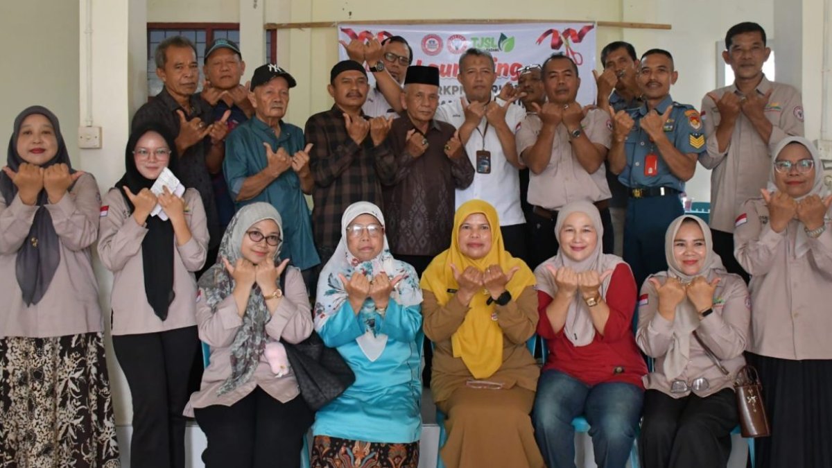 tingkatkan-kemandirian-warga,-pt-semen-padang-dan-forum-nagari-pampangan-luncurkan-program-bmn-2026 Perwakilan PT Semen Padang, lurah, dan warga Pampangan dalam peluncuran program pelatihan satpam dan bantuan sarana olahraga.