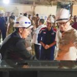 COO Danantara Dony Oskaria meninjau progres renovasi interior dan pemasangan ornamen khas Minangkabau di Bandara Internasiona