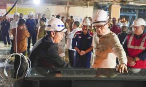 COO Danantara Dony Oskaria meninjau progres renovasi interior dan pemasangan ornamen khas Minangkabau di Bandara Internasiona