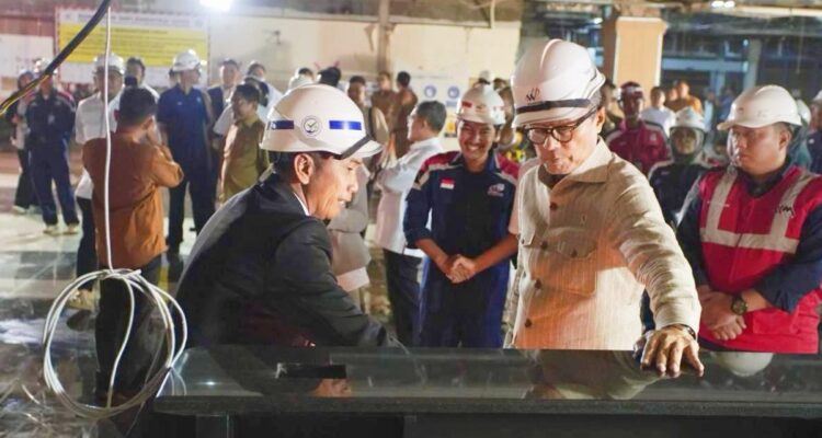 COO Danantara Dony Oskaria meninjau progres renovasi interior dan pemasangan ornamen khas Minangkabau di Bandara Internasiona