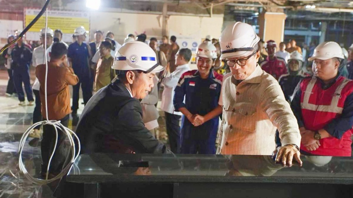 tinjau-bandara-internasional-minangkabau,-coo-danantara-targetkan-beautifikasi-terminal-keberangkatan-tuntas-desember-2026 COO Danantara Dony Oskaria meninjau progres renovasi interior dan pemasangan ornamen khas Minangkabau di Bandara Internasiona