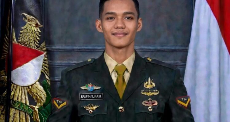 Serda Arifin Ilham saat upacara pelantikan Bintara TNI AD di Lapangan Jenderal Sudirman, Pematangsiantar.