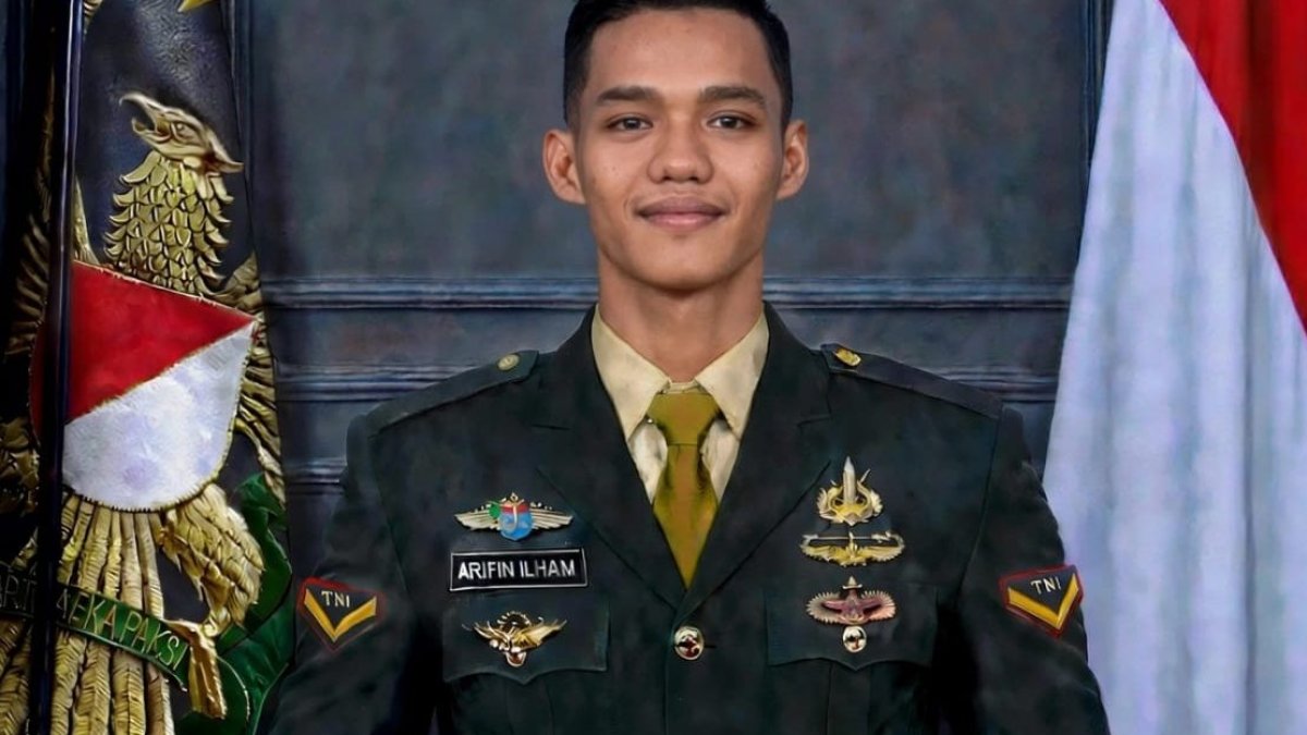 tak-menyerah-ikut-seleksi,-arifin-ilham-akhirnya-lolos-tni-ad Serda Arifin Ilham saat upacara pelantikan Bintara TNI AD di Lapangan Jenderal Sudirman, Pematangsiantar.