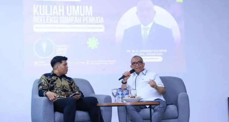 Wamenaker Afriansyah Noor memberikan kuliah umum di Universitas Airlangga mengenai pentingnya pelatihan vokasi bagi mahasiswa