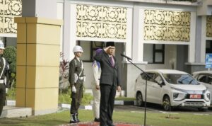 peringati-hari-sumpah-pemuda-ke-98,-rektor-unp-bacakan-amanat-menpora Rektor UNP Ir. Krismadinata menjadi inspektur upacara peringatan Hari Sumpah Pemuda ke-98 di Lapangan Rektorat UNP.