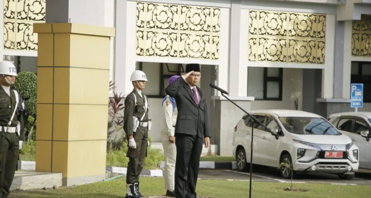 Rektor UNP Ir. Krismadinata menjadi inspektur upacara peringatan Hari Sumpah Pemuda ke-98 di Lapangan Rektorat UNP.