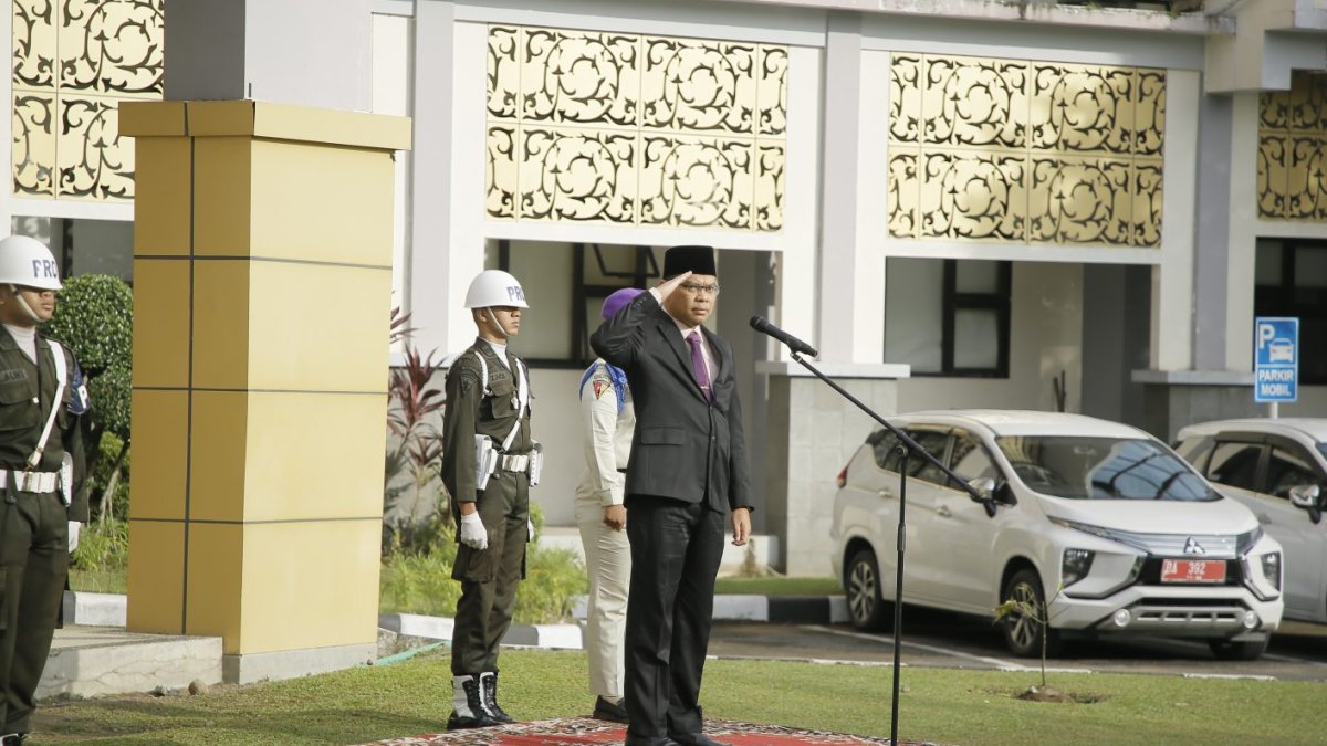 peringati-hari-sumpah-pemuda-ke-98,-rektor-unp-bacakan-amanat-menpora Rektor UNP Ir. Krismadinata menjadi inspektur upacara peringatan Hari Sumpah Pemuda ke-98 di Lapangan Rektorat UNP.