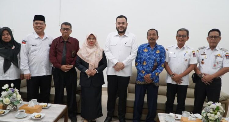 Wali Kota Padang Fadly Amran menerima kunjungan Ketua Pengadilan Agama Padang untuk membahas kerja sama pelayanan publik.