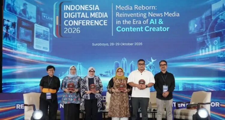 Panel diskusi Indonesia Digital Media Conference 2026 di Surabaya membahas kolaborasi media dan pemerintah untuk UMKM.