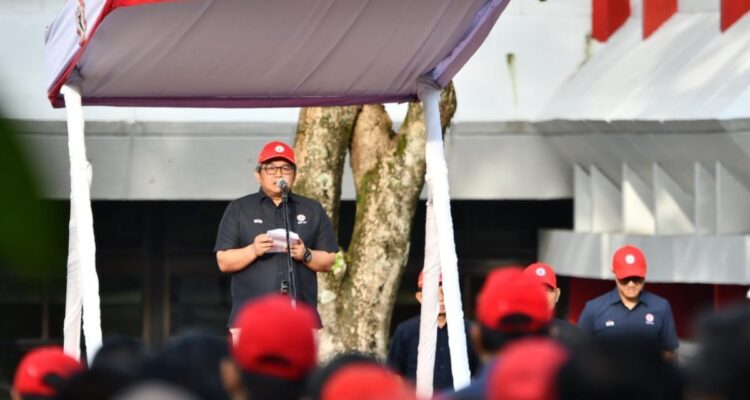 Direktur Operasi PT Semen Padang memimpin upacara peringatan Hari Sumpah Pemuda ke-98 di Plaza Kantor Pusat PT Semen Padang.