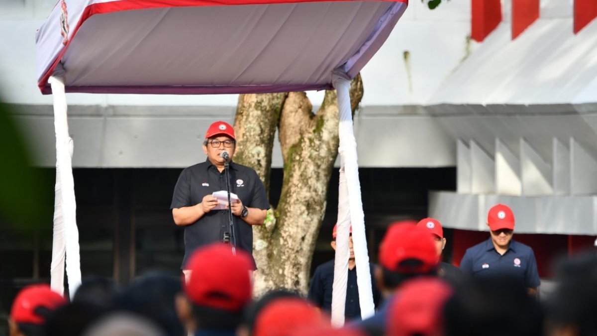 Direktur Operasi PT Semen Padang memimpin upacara peringatan Hari Sumpah Pemuda ke-98 di Plaza Kantor Pusat PT Semen Padang.