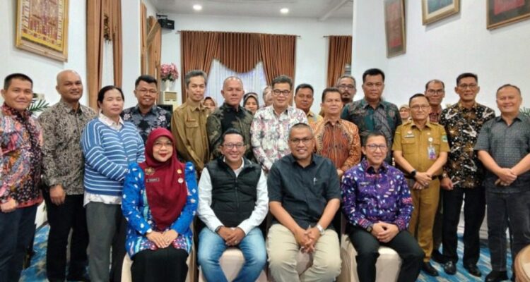 Sekda Sumbar Arry Yuswandi bersama peserta rapat pembentukan Forum Asisten Perekonomian dan Pembangunan di Batusangkar.